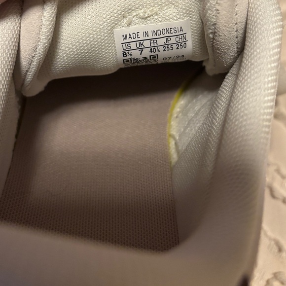 Adidas court v3 size 8.5 but fit like 9 - Picture 5 of 5